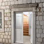 Apartment Old Town Studio, Ground Floor, Location *